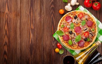 дерево, грибы, стол, вино, салфетка, колбаса, помидоры, оливки, пицца