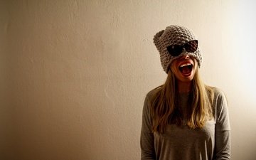 девушка, настроение, фон, очки, стена, волосы, шапка, рот