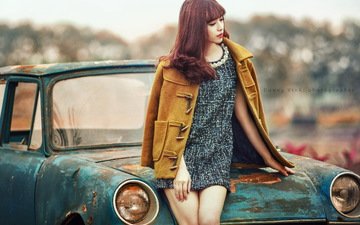 девушка, поза, машина, рыжая, азиатка, куртка, ржавая машина, короткое платье