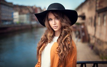 река, девушка, портрет, брюнетка, шляпа, длинные волосы, волнистые