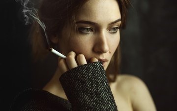 девушка, портрет, взгляд, модель, волосы, лицо, сигарета, задумчивость