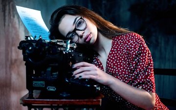девушка, платье, взгляд, очки, волосы, лицо, губки, пишущая машинка