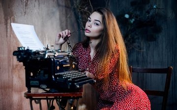 девушка, платье, взгляд, очки, волосы, лицо, горошек, губки, пишущая машинка