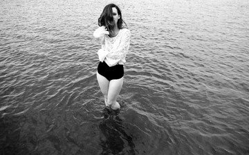 вода, река, девушка, чёрно-белое, модель, ноги, блузка, хэтти уотсон