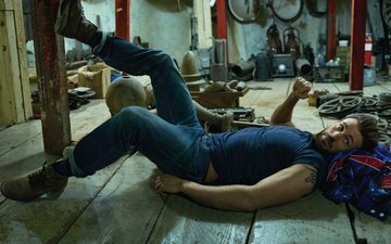 актёр, лежит, джинсы, футболка, хлам, ботинки, фотосессия, беспорядок, на полу, 2016, крис эванс, rolling stone, peggy sirota