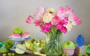 цветы, виноград, фрукты, яблоки, букет, тюльпаны, яблоко, нож, печенье, натюрморт, гвоздики