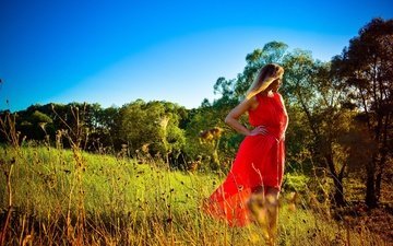 трава, деревья, девушка, платье, блондинка, поле, красное платье