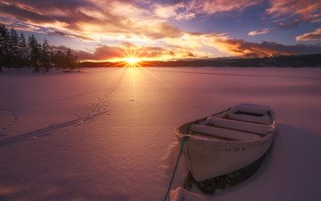 озеро, солнце, снег, закат, зима, лучи, лодка, следы
