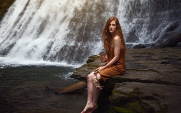 река, девушка, платье, водопад, взгляд, ножки, длинные волосы, рыжеволосая, босиком
