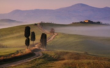 дорога, деревья, горы, туман, поле, дома, италия, долина, тоскана