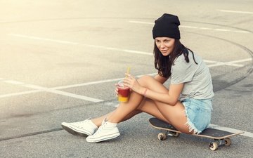 девушка, брюнетка, скейт, ножки, шапка, коктейль, асфальт, стакан, фигура, футболка, шорты, кроссовки, скейтборд