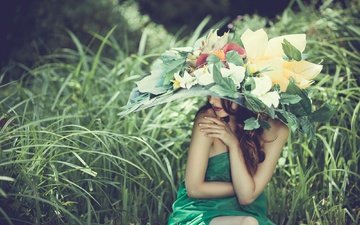 цветы, трава, девушка, взгляд, волосы, шляпа