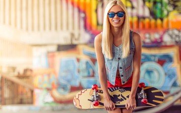 девушка, поза, блондинка, улыбка, взгляд, очки, скейтборд