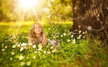 цветы, трава, солнце, дерево, лучи, улыбка, котенок, девочка, ребенок