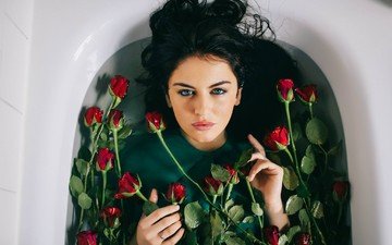цветы, девушка, брюнетка, розы, взгляд, волосы, ванна, aurela skandaj