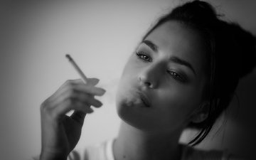 девушка, портрет, брюнетка, дым, чёрно-белое, сигарета