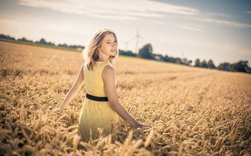 девушка, поза, взгляд, лицо, желтое платье, пшеничное поле