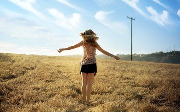 небо, трава, девушка, настроение, поле, ветер, длинные волосы