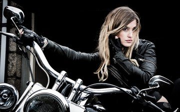 девушка, поза, взгляд, темный фон, лицо, мотоцикл, длинные волосы, кожаная куртка