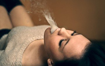 девушка, настроение, брюнетка, дым, модель, курит, лицо, рот, лежа, закрытые глаза