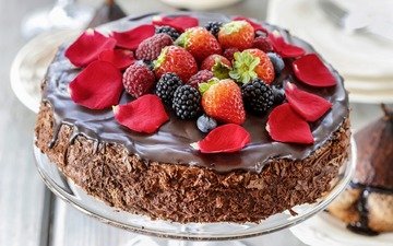 малина, лепестки, клубника, ягоды, шоколад, сладкое, торт, десерт, ежевика
