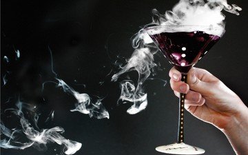 рука, напиток, дым, бокал, черный фон, коктейль, пальцы, алкоголь