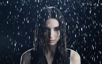 девушка, портрет, брюнетка, взгляд, дождь, лицо, актриса, длинные волосы, мокрые волосы, руни мара
