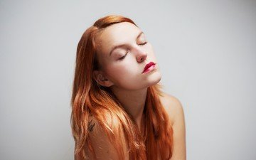 девушка, портрет, рыжая, модель, волосы, лицо, красная помада, закрытые глаза, голые плечи