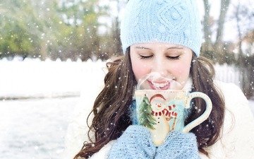 снег, зима, девушка, настроение, брюнетка, шапка, чашка, варежки, горячий шоколад