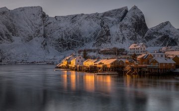 озеро, снег, зима, гора, здания, норвегия, лофотенские острова, reine