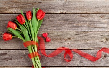 цветы, букет, тюльпаны, лента, сердечки, валентинов день, деревянная поверхность