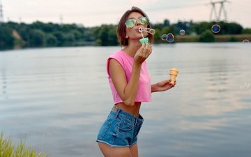 вода, озеро, девушка, очки, модель, фотосессия, мыльные пузыри, джинсовые шорты, топик