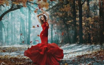 лес, девушка, взгляд, осень, волосы, лицо, фигура, листопад, красное платье, darya chacheva, дарья чачева
