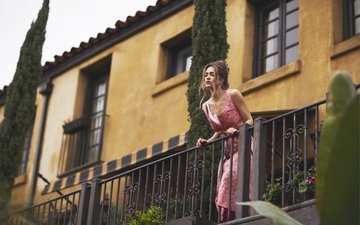 актриса, балкон, ожерелье, джессика альба, розовое платье