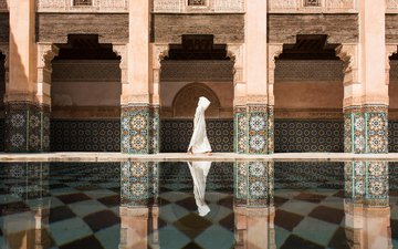 храм, девушка, отражение, город, бассейн, в белом, марракеш, марокко, ben youssef