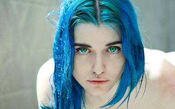 девушка, портрет, взгляд, волосы, лицо, пирсинг, синие волосы, зеленоглазая, кольца в носу