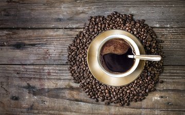 кофе, чашка, кофейные зерна, деревянная поверхность