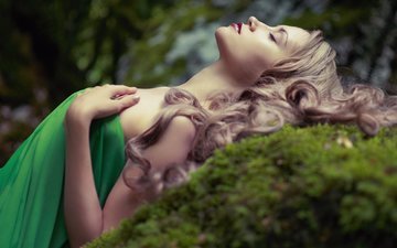 природа, поза, блондинка, лежит, профиль, мох, макияж, закрытые глаза, зеленое платье, вьющиеся волосы