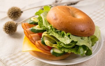 бутерброд, гамбургер, сыр, мясо, салат, булочка, огурец, бейгл