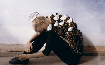 цветы, девушка, поза, блондинка, модель, ножки, сидя, закрытые глаза, на полу