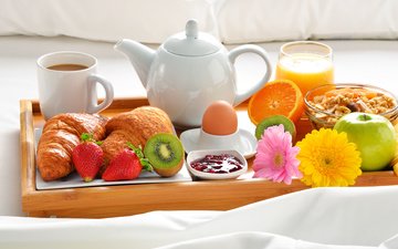 фрукты, кофе, хлопья, сок, варенье, круассаны, завтрак в постель