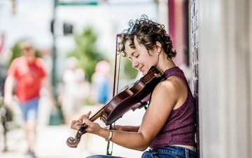 девушка, улыбка, скрипка, музыка, улица, профиль, музыкальный инструмент