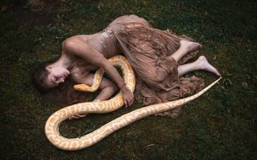 девушка, платье, модель, змея, рептилия, закрытые глаза, aleah michele