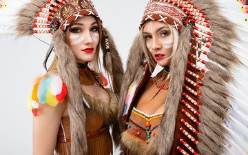 девушки, перья, индейцы, костюмы, светлый фон, раскрас, роуч