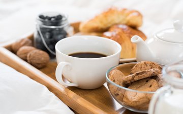 орехи, кофе, чашка, завтрак, печенье, круассаны