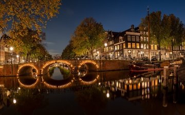 ночь, деревья, фонари, мост, город, осень, лодки, канал, дома, здания, освещение, велосипеды, амстердам
