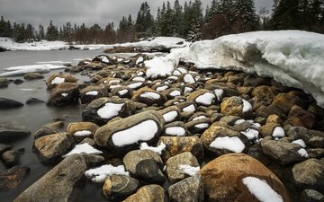 река, снег, камни