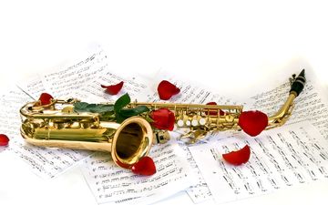 ноты, белый фон, саксофон, музыкальный инструмент, лепестки розы