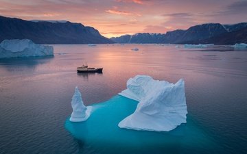 горы, природа, пейзаж, корабль, льдины, гренландия, айсберги, фьорд