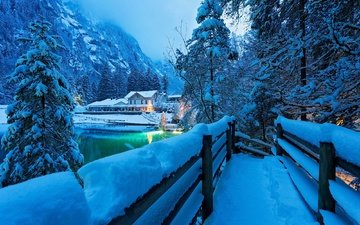 деревья, вечер, озеро, горы, снег, природа, мостик, лес, зима, пейзаж, туман, швейцария, дома, подсветка, ели, blausee